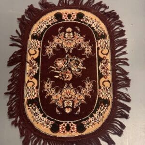 A rug with fringes on the bottom of it