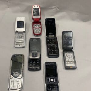 A table with many different types of cell phones.